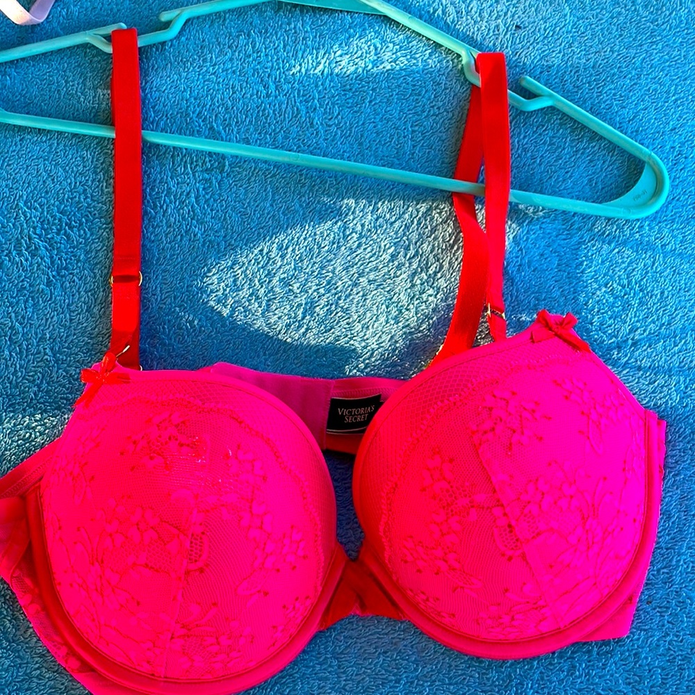 Beautiful pink bra .. I mean like a sexy pink bra..